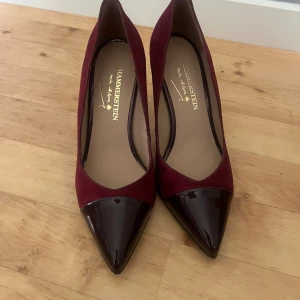 Super snygga röda pumps - Helt oanvända röda pumps! Både med ”mocka” och mer glansigt längst fram. Köpts för 700kr