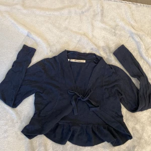 Marinblå kofta - Jätte gullig kofta med volang längst ner. Går att knyta 