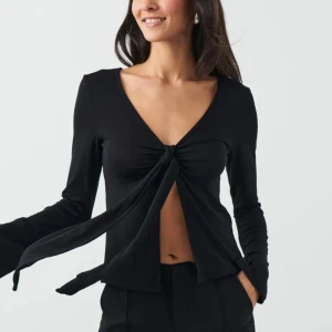 Knyten topp från Gina tricot  - Säljer för den Aldirg använts längre, andvänd Max 3 gånger och som ny skick.💘 köptes för 299 säljer för 100💘(tryck inte på ”köp nu”)💘