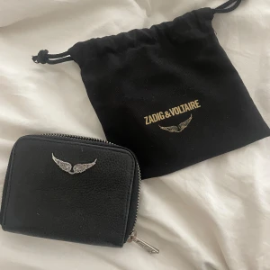 Zadig plånbok - Inprincip helt ny plånbok från Zadig & Voltaire! Köpt i butiken i Stockholm för 1100kr🤗🤗