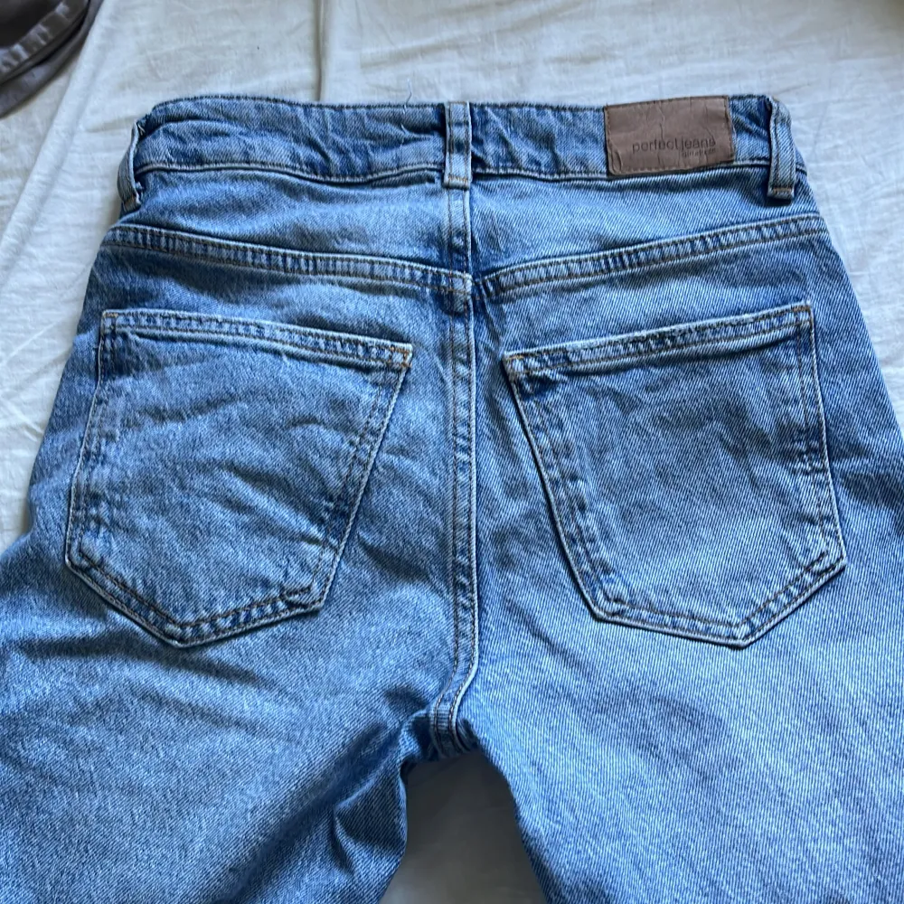 Säljer dessa Bootcut jeans då de inte passar mig längre💗Dom är högmidjade, nån cm under naveln på mig💗Köpte dom här på plick för ungefär 200 och säljer nu för 100💗. Jeans & Byxor.