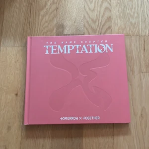 Txt temptation kpop album - Allt som finns på bilden medföljer är öppen för prisförslag eftersom jag inte vill ha kvar dem längre om du köper fler kan jag komma till ett rimligt pris
