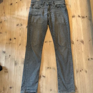 Levis 511 - Säljer ett par Levis jeans i modell 511. Passformen är slim och färgen grå.   W31 L32. Skick 9/10 då de är använda några gånger men inga tecken på användning. Nypris: 1099 Mitt pris: 599