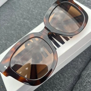 Chimi 08 - Säljer dessa chimi 08 i färger tortoise, väldigt bra skick, allt på bilden ingår