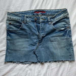 Jeanskjol - Skitsnygg lågmidjad jeanskjol i strl 34, men sitter som XS. Midjemått tvärs över: 36cm 