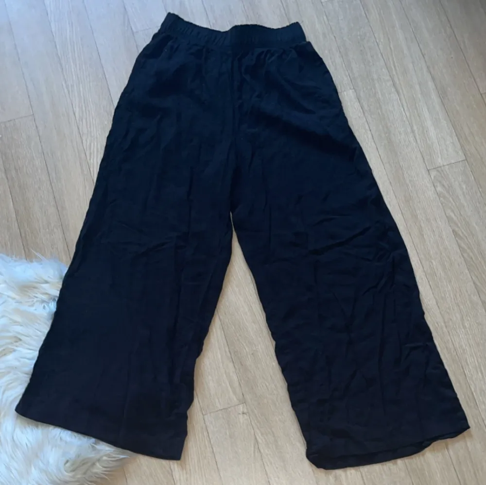 Säljer ett par gråa jeans, svarta linnebyxor samt 3 olika shorts. Säljer alla dessa för endast 290kr! Storlek på alla plagg är S förutom de första Jeansen i storlek 38 från Kappahl. De svarta shortsen från HM samt linnebyxorna från HM.. Jeans & Byxor.