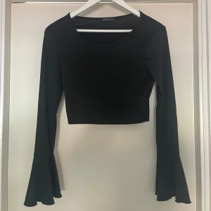 Svart topp  - Svart topp med utsvängda ärmar 