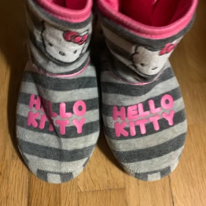Hello Kitty slippers💕 - Jätte söta hello Kitty slippers som är för små och inte används tyvärr💗de är är jätte sköna på insidan och utsidan.