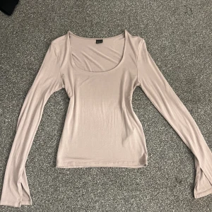 Långärmad topp - Soft touch topp i beiget.  I väldigt bra skick!!
