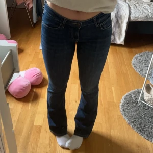 Lågmidjade jeans  - Jättefina lågmidjade jeans från zara som är slutsålda, säljer då jag inte använder dom längre💕