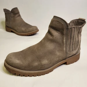 Timberland Chelsea Boots Storlek 39.5 Kängor Mocka Läder Skor Brun - 14 dagars ångerrätt! Skorna har lite slitage på sidan (bild 2) men är annars i bra skick. Inga hål på utsidan eller insidan. Ingen illa lukt. Hör av dig om du har några frågor! Tack för att du tittade!