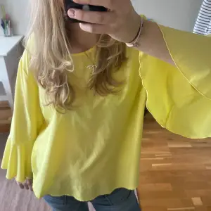 Jättesöt blus med utsvängda ärmar💛💝