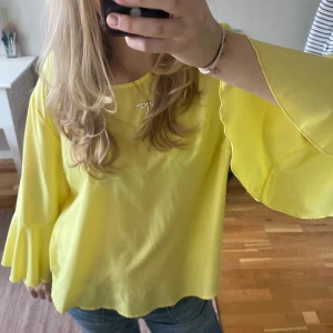Gul blus💛 - Jättesöt blus med utsvängda ärmar💛💝