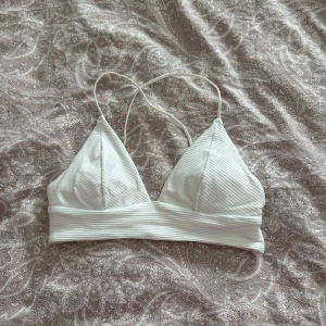 Bikinitopp  - Bikini topp från hm som endast är använd en gång, storlek 36🥰