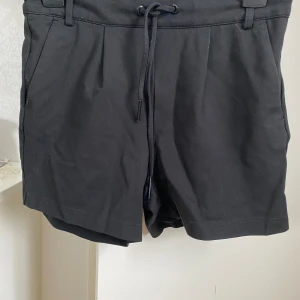 Shorts strl S - Mycket fin modell, åt det kostym-aktiga hållet, fast mjuka följsamma och bekväma. Säljes i fint skick.  