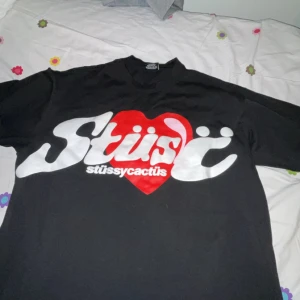 Stussy × CPFM Cactus Plant Flea Market Heart Tee | Black (S) - Bara använd en gång ser bra ut går att hämta upp eller fraktas priser kan diskuteras 