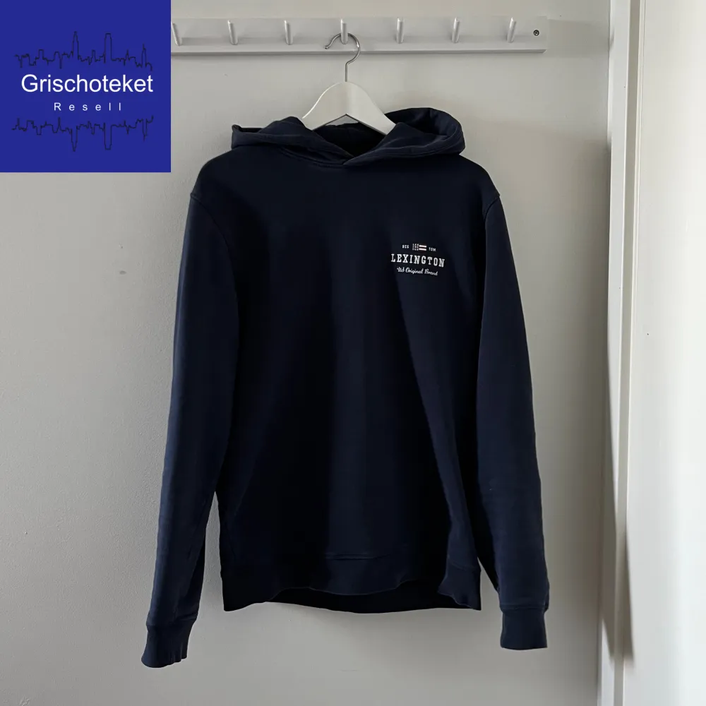 Säljer nu en snygg lexington hoodie! Storlek M, modellen på bilden är 1,85! Ny pris: 1500kr, vårat pris: 600kr! Skick 10/10. Hör av er vid några frågor!✅. Hoodies.