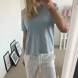 t-shirt - Basic t-shirt i en super fin färg!!!🔥den är i storlek l men sitter mer som s/m💕