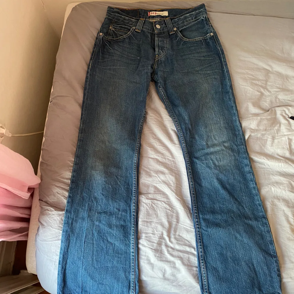 Levis bootcut jeans! Så himla snygga, tyvärr är de för små för mig och därav säljer jag. Midjemåttet är 76 cm och innerbenslängden 79 cm, W29 och L32. I jättefint skick, inga slitningar elr tecken på användning. Skriv om ni har frågor 💗. Jeans & Byxor.