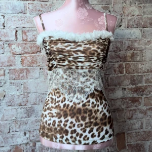 Topp - Leopard topp med spets och detaljer🐆🤍