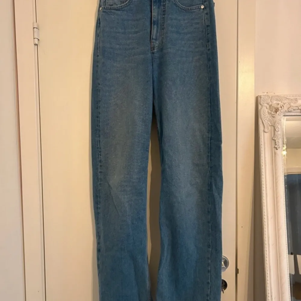 Djerf Avenue jeans loose fit, helt oanvända och i mycket fint skick . Jeans & Byxor.