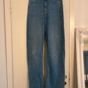 Djerf Avenue jeans loose fit, helt oanvända och i mycket fint skick 