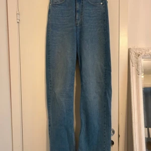 Djerf Avenue - jeans  - Djerf Avenue jeans loose fit, helt oanvända och i mycket fint skick 