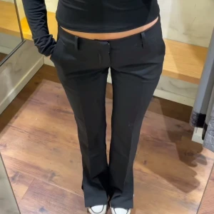 Low waist kostymbyxor från BikBok  - Säljer nu mina supersnygga low waist kostymbyxor från BikBok i modellen Vera🖤storlek 40, men små i storleken så passar även 38. I nyskick och endast använda 1 gång. Köparen står för frakten! 