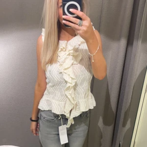 Topp - Topp från Gina Young, använd kanske 5 gånger men nu bara hänger den i garderoben. Köpt för 230. I storlek 170 men passar mig som vanligtvis har xs. 