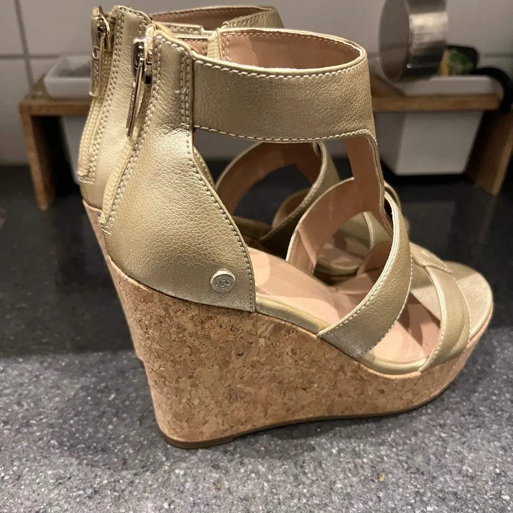 Säljer nu dessa klackar från UGG som är använda 2 ggr. Klackarna är perfekta nu inför sommaren o bal etc. Köpte för 1200kr❤️❤️. Skor.