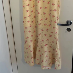 Långklänning med blommor  - Blommig långklänning, använd ett fåtal gånger och i mycket fint skick  