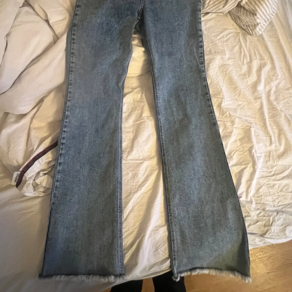 Jeans från NA-KD med slitningar längst ner och stretchiga material. Storlek 36. Inga fläckar . Jeans & Byxor.