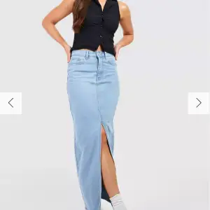 Jag säljer den här snygga jeans kjolen med en slits. Aldrig använt, säljer den för att den är för liten för mig.💓