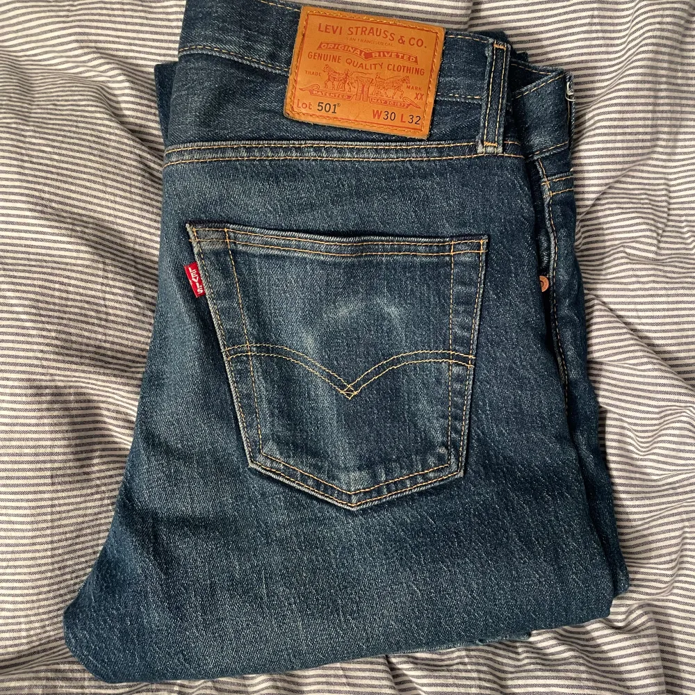 Skit snygga jeans från Levis Modell: 501 W 30 L 32 Vid snabbkaffe kan jag gå ner lite i pris. Om det är något ni undrar över så skriv. . Jeans & Byxor.