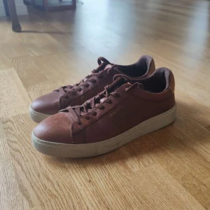 Gant skor - Säljer nu ett par GANT skor i storlek 42. De är i läder och är väldigt stilrena. Använda 1/2 gånger. Vårt utgångspris 1000kr, men går att diskutera vid snabbt affär.