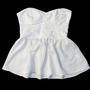 Tub topp med volang - Superfin Off shoulder topp från hm som tyvärr är för liten för mig. Står storlek 36 men skulle säga mer som en xs.🫶🏼