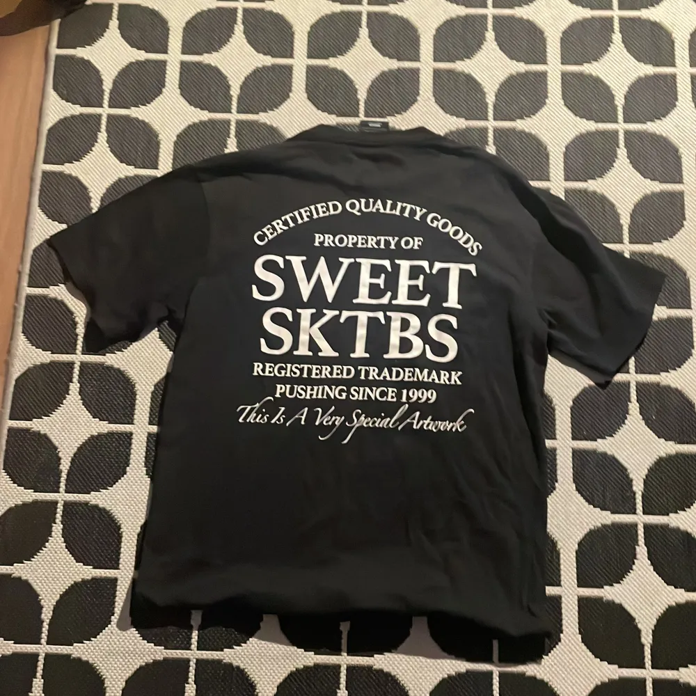 Sweet sktbs tröja size M bra kvalitet inga hål har en lite fläck som inte syns bra som jag visar på tredje bilden men annars är den som ny skriv för mer bilder eller frågor 🙏🙏🔥🔥‼️‼️. T-shirts.