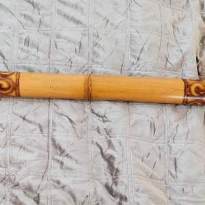 Ett uråldrigt australiskt instrument bambu kallas den för med.Se bilder om märken etc..  I toppskick!.  Kan endast hämtas i Norrtälje ganska centralt efter överenskommelse. Längd, 121 cm och omkrets, 20 cm. Den är i gott begagnat skick