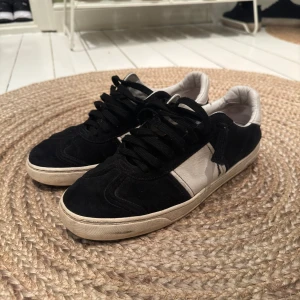 VALENTINO FLYCREW BLACK SUEDE  - Strl 43.5 Använt skick. 8 nitar borta på vänster sko Tar bud. 