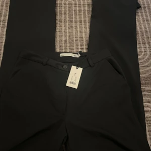 Kostymbyxor  - Fina kostymbyxor köpt från bershka för ca 500 kr använt få gånger 