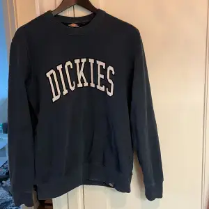Knappt använd Dickies tröja. Jättesnygg men används inte längre. Marinblå och i stolek small. 