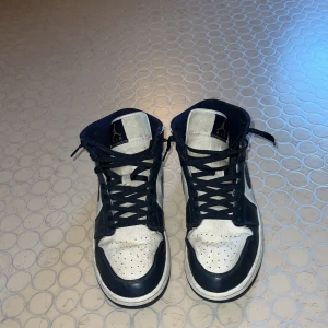 Jordan 1 - Ett par mörkblåa jordan 1 mids, använd en sommar, 7/10 skick i storlek 45