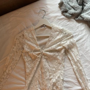 spets tröja  - skit snygg spets topp med knytning från gina 💗