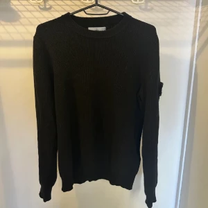 Stone Island  - Stone Island Crewneck - Skick: 9/10 - Storlek S - Tags medföljer - Nypris: 2600-3000kr, säljer för endast 900kr  - PM vid intresse eller eventuella frågor.