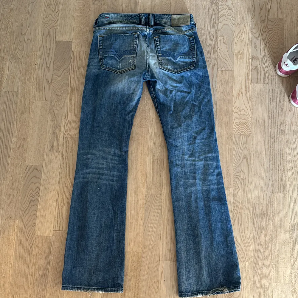 Skit coola vintage jeans från diesel, köpte på en vintage affär för 500kr i Spanien🌴❤️ Waist: 28 Längd 32. Jeans & Byxor.