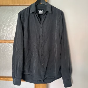 HOPE Skjorta - Skit snygg skjorta från HOPE. Min favorit skjorta som nästan aldrig kommer till användning tyvärr. Nypris 1700kr. Använd Max 4 gånger
