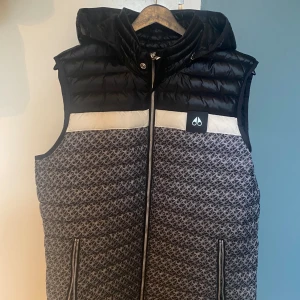 Moose Knuckles Väst - Ny pris cirka 5000 Knappt använd 