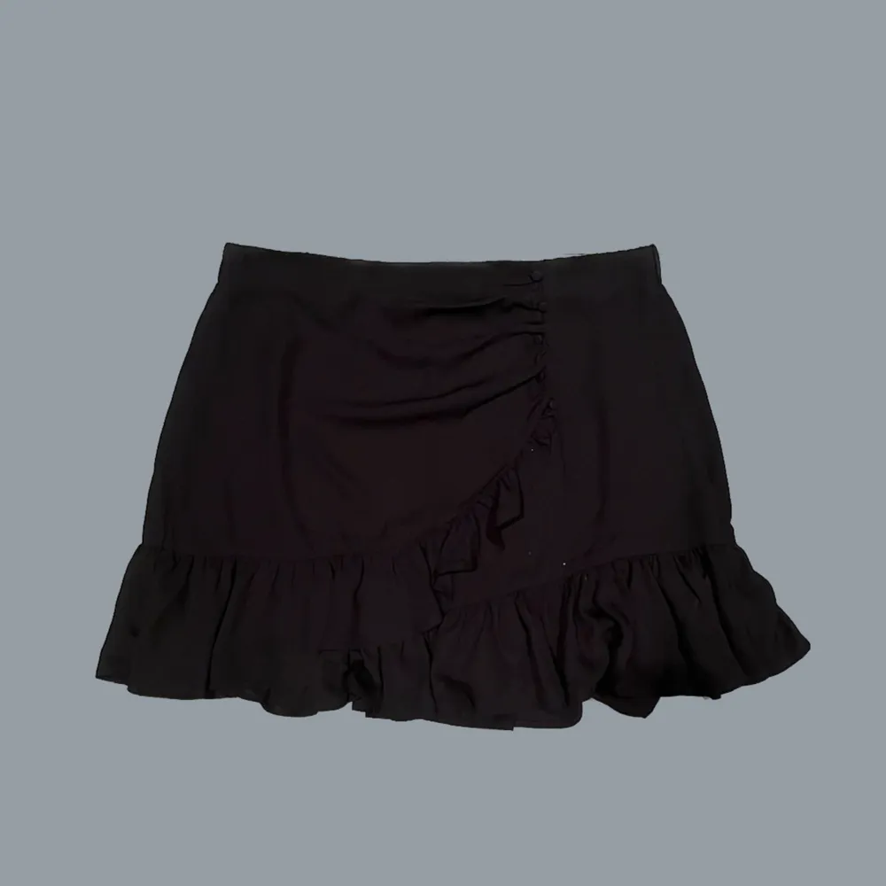 jätte fin svart kjol med volanger 🖤 perfekt för sommaren ☀️. Kjolar.