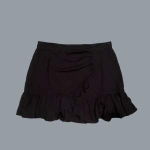 jätte fin svart kjol med volanger 🖤 perfekt för sommaren ☀️