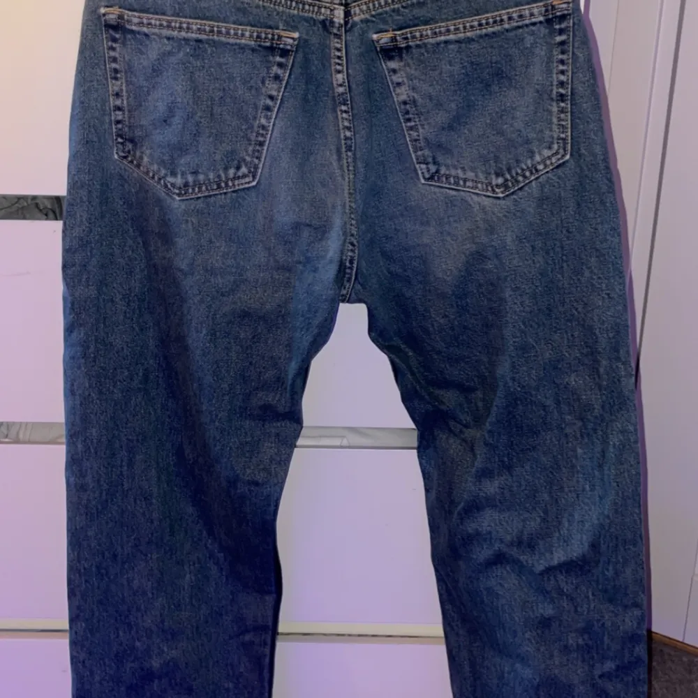 Köpta på weekday för 900 inte använt dem men köpte dem för ett år sen midjan är 27 och längden 30 dem är blåa men typ en liten detalj av grönt . Jeans & Byxor.